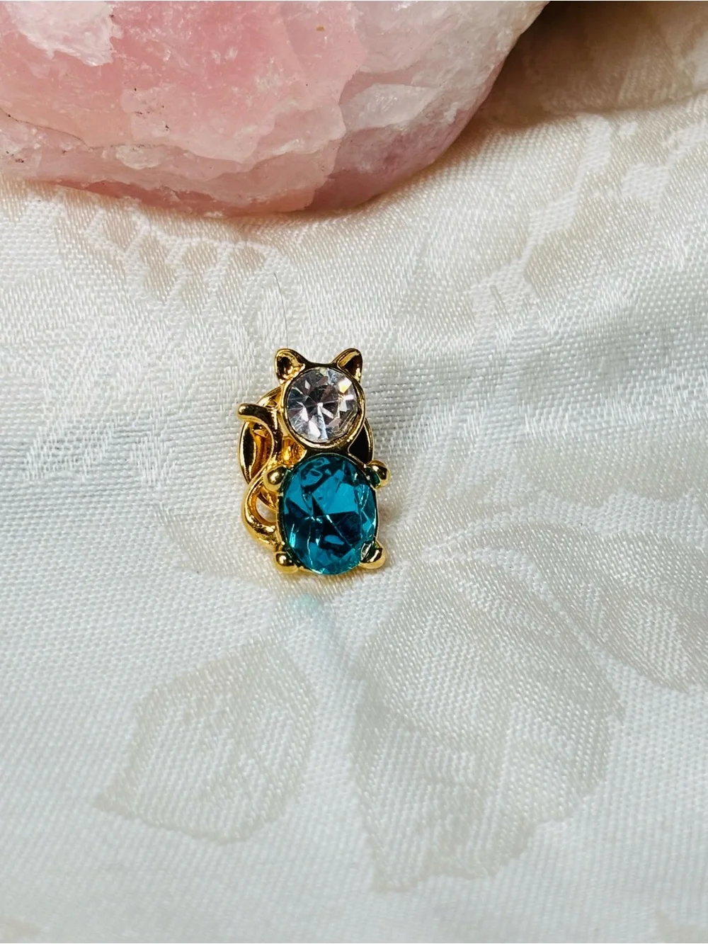 Avon Cat Pin March Birthstone Blue Aquamarine
